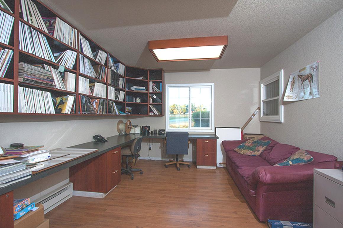 Second large office with built-ins